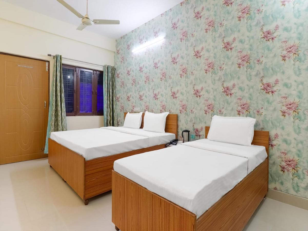 Oyo 84661 Lakshmi Home Stay Jhajra Екстер'єр фото