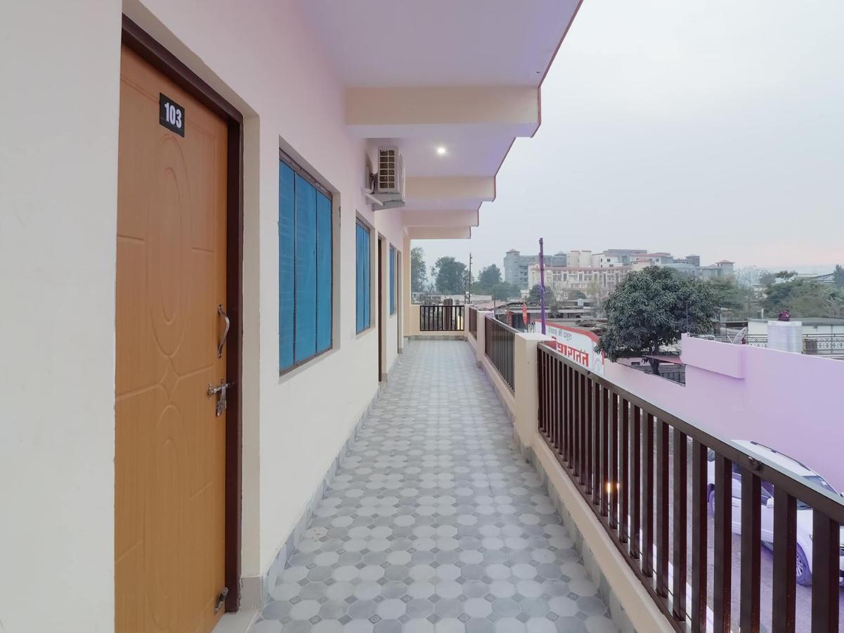 Oyo 84661 Lakshmi Home Stay Jhajra Екстер'єр фото
