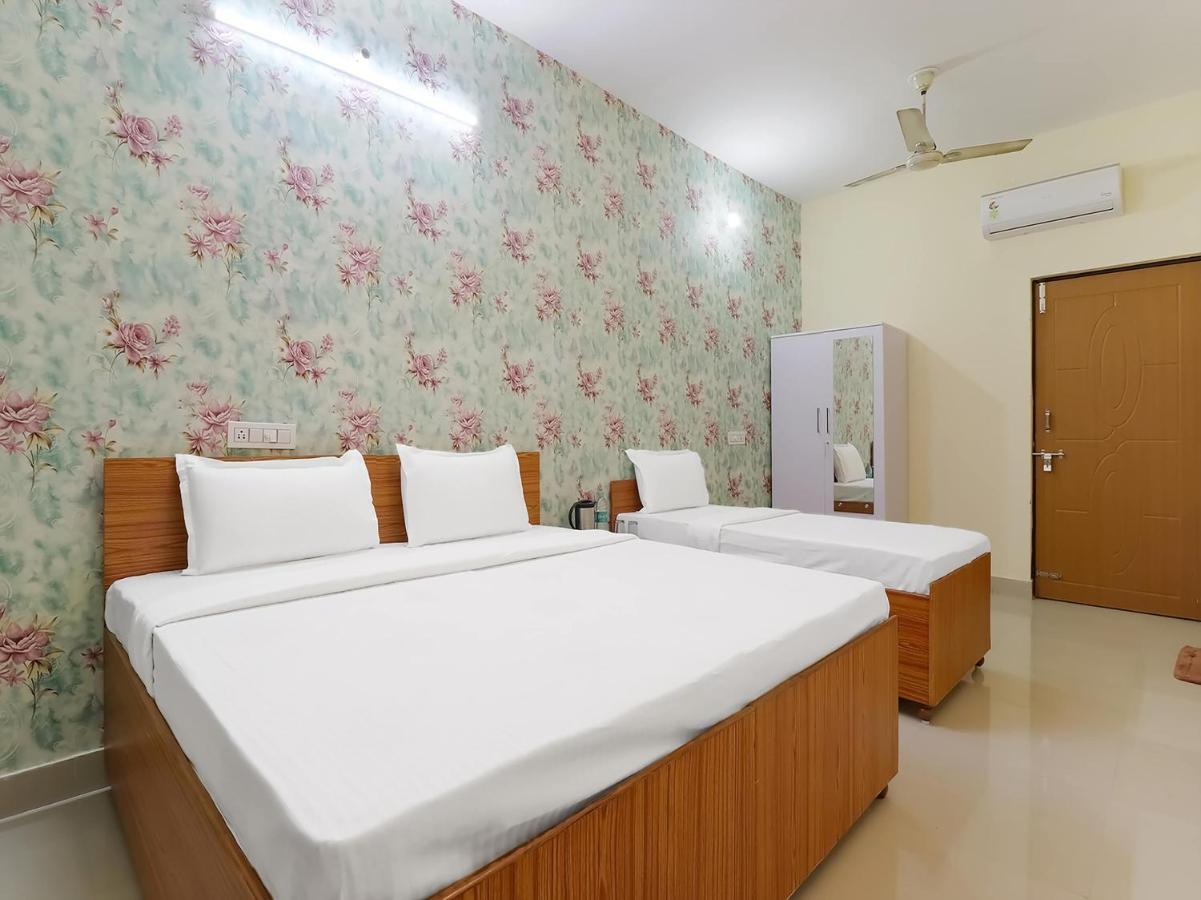 Oyo 84661 Lakshmi Home Stay Jhajra Екстер'єр фото