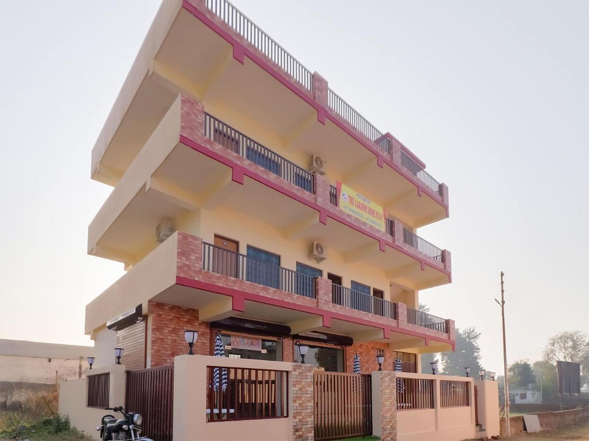 Oyo 84661 Lakshmi Home Stay Jhajra Екстер'єр фото